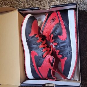 NIKE JORDAN 1 MID BlACK/ FIRE RED